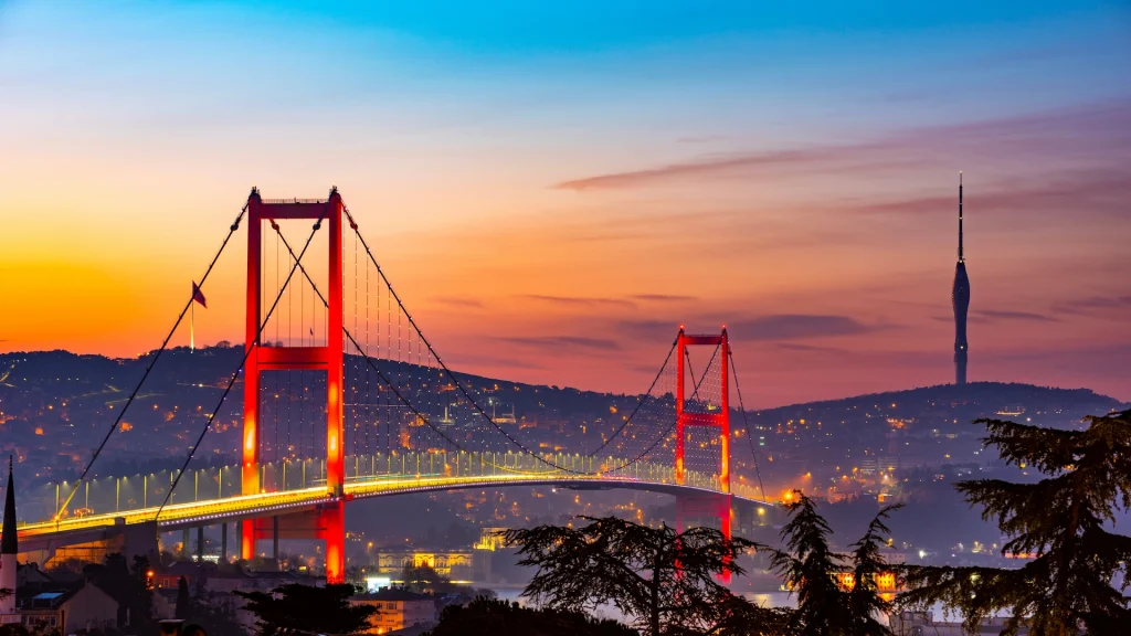 La città di Istanbul, in Turchia. Splendido paesaggio dell'alba sul Bosforo a Istanbul. Cielo dai colori meravigliosi al mattino. Il ponte sul Bosforo a Istanbul