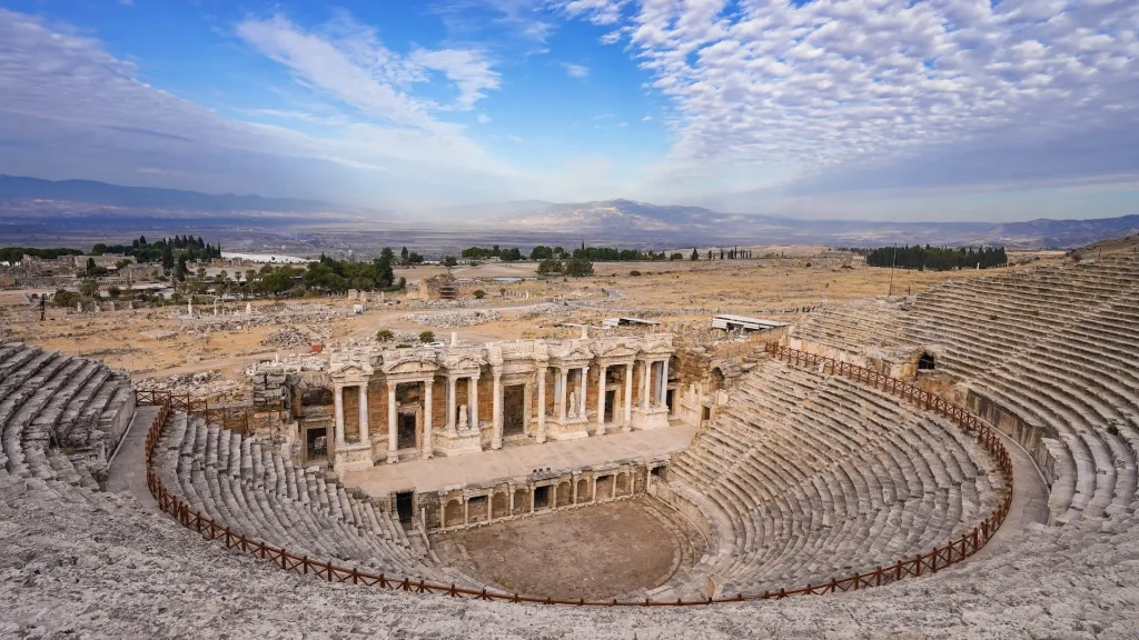 Maestosa architettura del teatro antico al parco archeologico di Hierapolis, Turchia | Tour Turchia 8 giorni: il fascino di Istanbul, le gemme dell’Egeo e l’incanto della Cappadocia | Alidays
