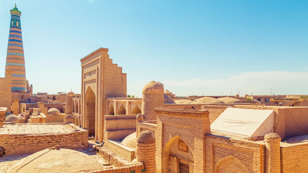 Minareto di Islam Khoja all'alba. Sito patrimonio culturale dell'UNESCO. Itchan Kala, città interna di Khiva, Uzbekistan | Capodanno in Uzbekistan: tour di gruppo Uzbekistan essenziale | Proposte Capodanno | Alidays