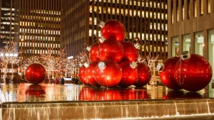 Palle rosse natalizie e alberi scintillanti per Natale a New York | Festeggiare Natale a New York: una proposta di viaggio unica