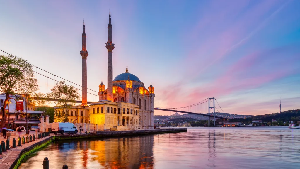 Ponte del Bosforo o ponte dei martiri del 15 luglio e moschea Ortakoy durante l'alba colorata a Istanbul, in Turchia | Tour di gruppo in Turchia: Istanbul, la Cappadocia e le meraviglie della costa | Alidays