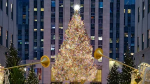 Rockefeller Center albero di Natale illuminato di notte a New York | Vacanze di Natale a New York