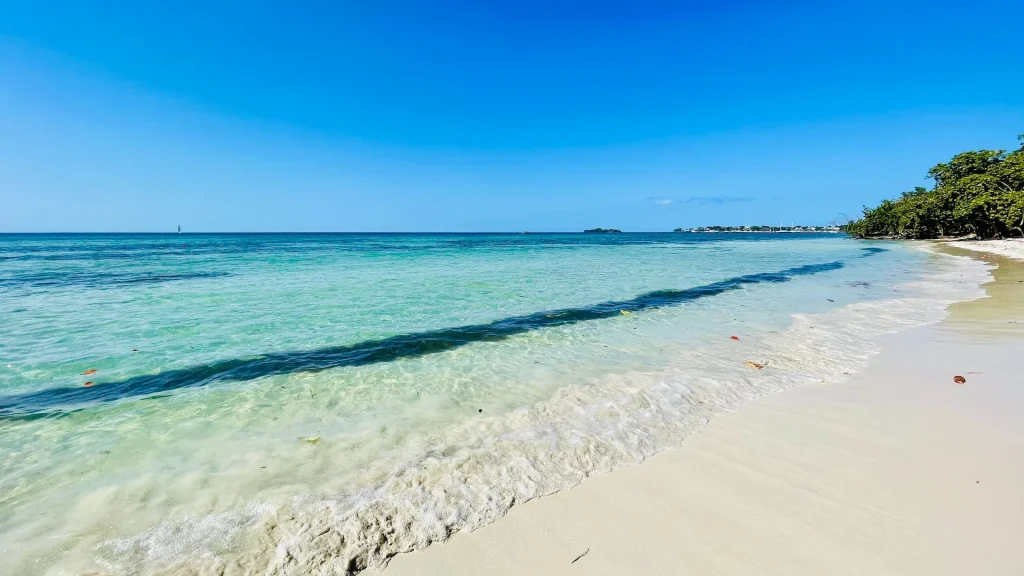 Spiaggia sabbiosa e acque cristalline a Negril in Giamaica | Viaggio Miami e Giamaica: dalle atmosfere glamour di Miami alla scoperta dell'isola del reggae | Proposta Alidays