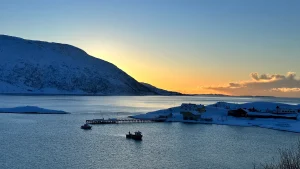 Tramonto sui fiordi di Tromso in Norvegia