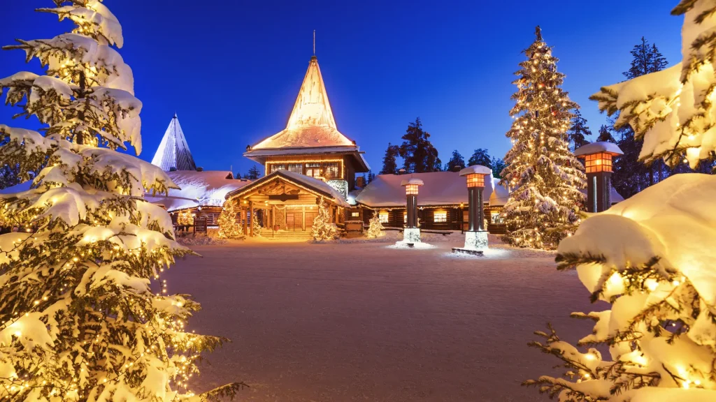 Veduta notturna invernale del Villaggio di Babbo Natale a Rovaniemi, in Lapponia, Finlandia | Viaggio in Lapponia: Babbo Natale, Zoo di Ranua e Igloo di vetro | Alidays Travel Experience