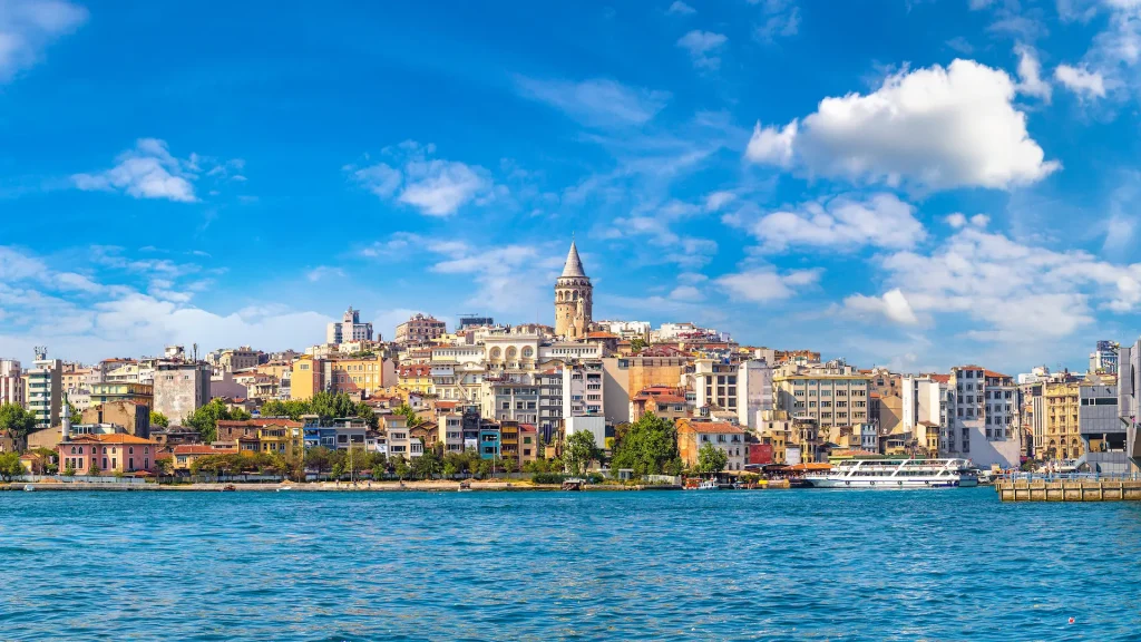 Veduta urbana con la Torre di Galata e il Corno d'Oro a Istanbul, in Turchia, in una splendida giornata estiva | Tour di gruppo Istanbul, fascino tra due Continenti | Alidays