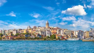 Veduta urbana con la Torre di Galata e il Corno d'Oro a Istanbul, in Turchia, in una splendida giornata estiva | Tour di gruppo Istanbul, fascino tra due Continenti | Alidays