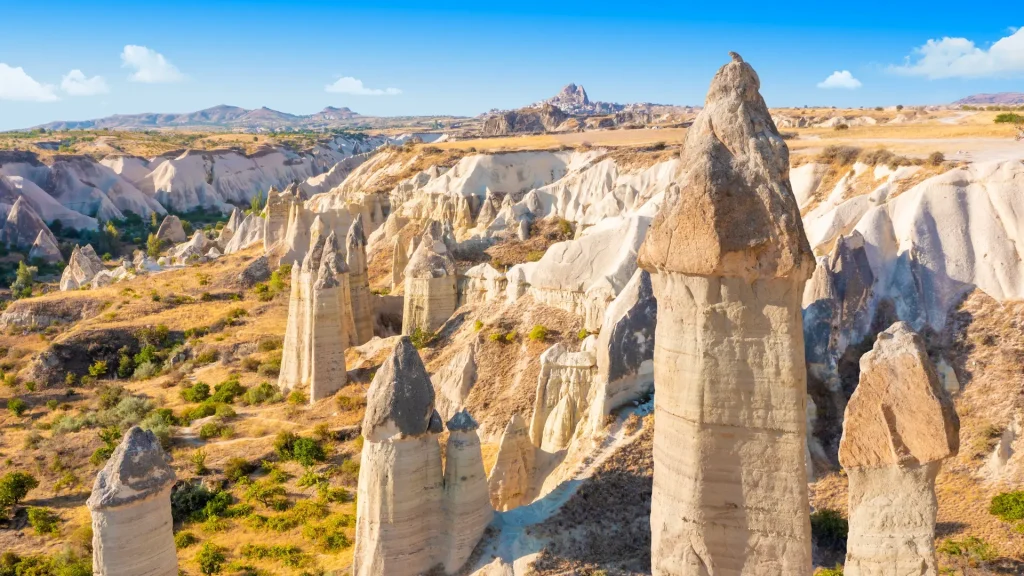 Vista della Valle dell'Amore vicino al villaggio di Göreme, Cappadocia, Turchia | Tour Cappadocia e Istanbul: la magia della Cappadocia e l’antica Costantinopoli | Alidays