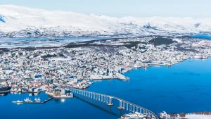 Vista incredibile sulla città di Tromsø, in Norvegia, dalla cima di Storsteinen, una sporgenza montuosa a circa 420 metri sul livello del mare