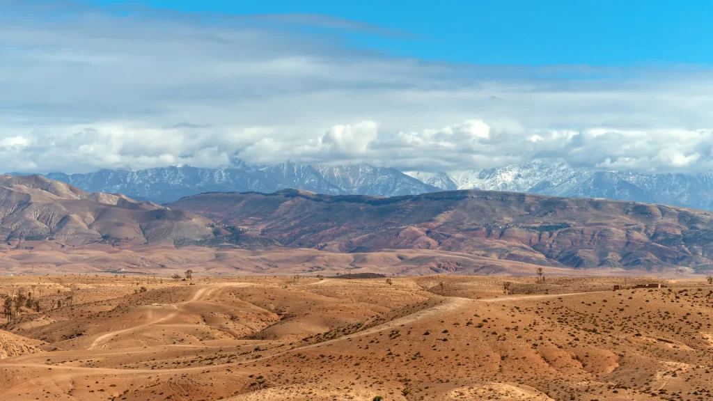 Vista mozzafiato del paesaggio del deserto di Agafay, in Marocco, con le sue vaste pianure e montagne | Viaggio Marocco on the road: avventura atlantica e anima berbera | Alidays