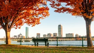 Boston Skyline in autunno visto dall'altra parte del fiume