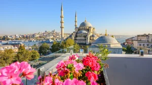 La Nuova Moschea Yeni sorge sopra il quartiere di Eminonu con lo Stretto del Bosforo e la Torre di Galata in vista in lontananza a Istanbul, in Turchia | Viaggio di gruppo per donne a Istanbul: Istanbul al femminile, tra palazzi, bazar e tramonti sul Bosforo | Alidays