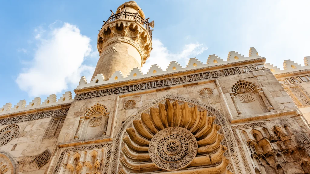 La moschea Al-Aqmar in via Al Muiz al Cairo presenta intricate incisioni in pietra e un alto minareto contro un cielo blu. L'architettura mette in mostra elementi di design islamico | Tour Egitto con crociera sul Nilo "L'incanto del Nilo" | Alidays
