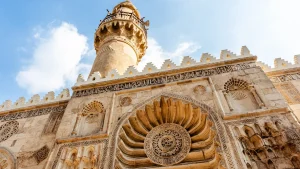 La moschea Al-Aqmar in via Al Muiz al Cairo presenta intricate incisioni in pietra e un alto minareto contro un cielo blu. L'architettura mette in mostra elementi di design islamico | Tour Egitto con crociera sul Nilo "L'incanto del Nilo" | Alidays