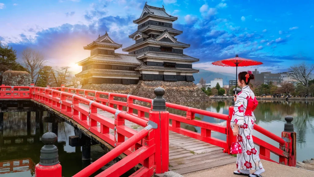 La ragazza giapponese in kimono tradizionale giapponese davanti al castello di Matsumoto