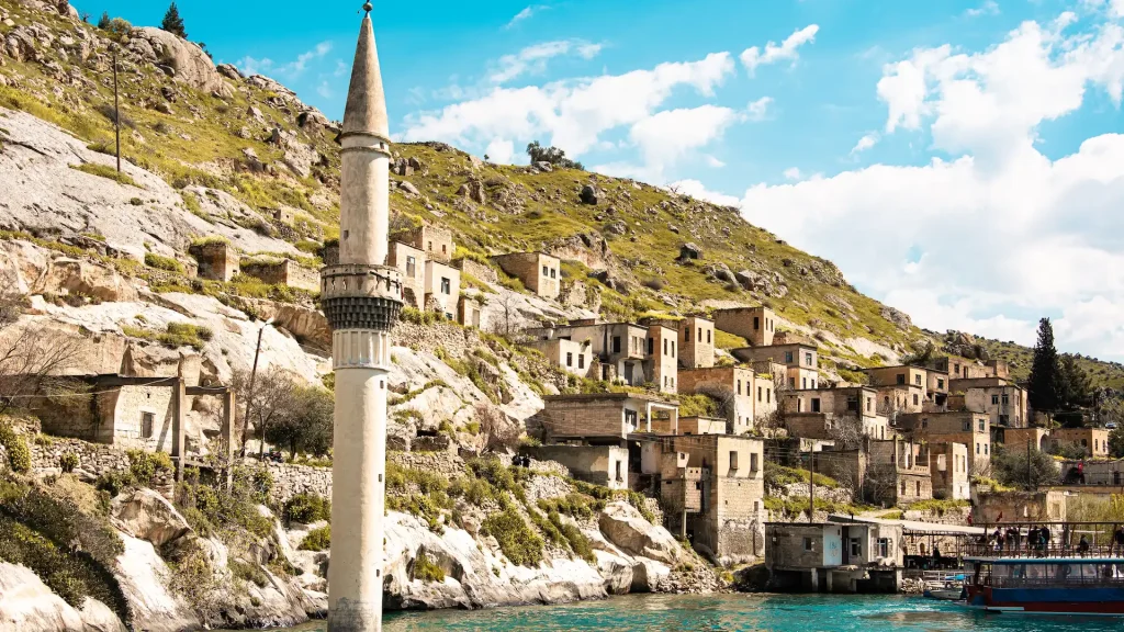 Minareto sommerso a Halfeti in Turchia | Tour di gruppo in Turchia orientale: 8 giorni in Mesopotamia | Alidays