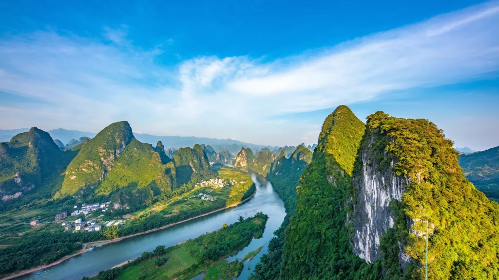 Panorama del tramonto sul Karst nella contea di Yangshuo, Guilin, provincia di Guangxi, Cina | Tour Cina Guilin: "Civiltà antiche e paesaggi da sogno" | Alidays