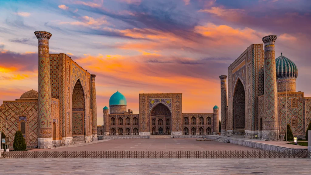 Registan, un'antica piazza pubblica nel cuore dell'antica città di Samarcanda, Uzbekistan | Tour Uzbekistan: dalle antiche oasi a Tashkent | Alidays