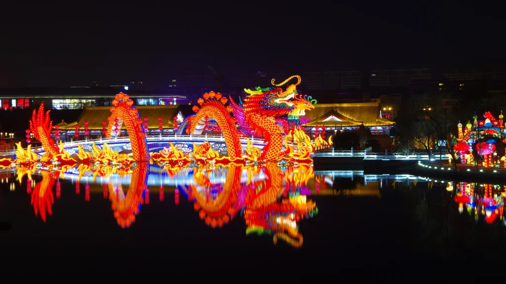 Riflesso notturno del Tang Paradise Center a Xi'an, Cina | Tour Cina cultura e natura: "Eredità imperiali e montagne celesti" | Alidays