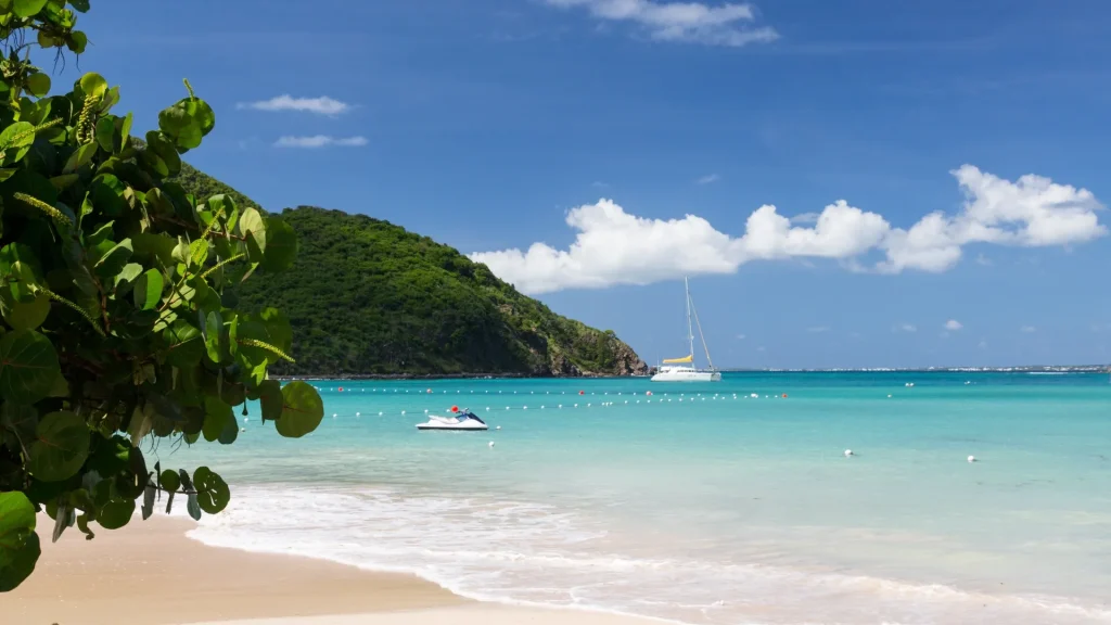 Spiaggia di Anse Marcel e barche sul lato francese di Sint Maarten Caraibi