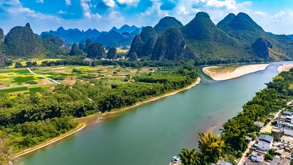 Vista aerea del fiume Li con vette carsiche vicino a Yangshuo nella regione del Guangxi, Cina | Tour Cina Sichuan e Guilin: panorami e tradizioni | Alidays