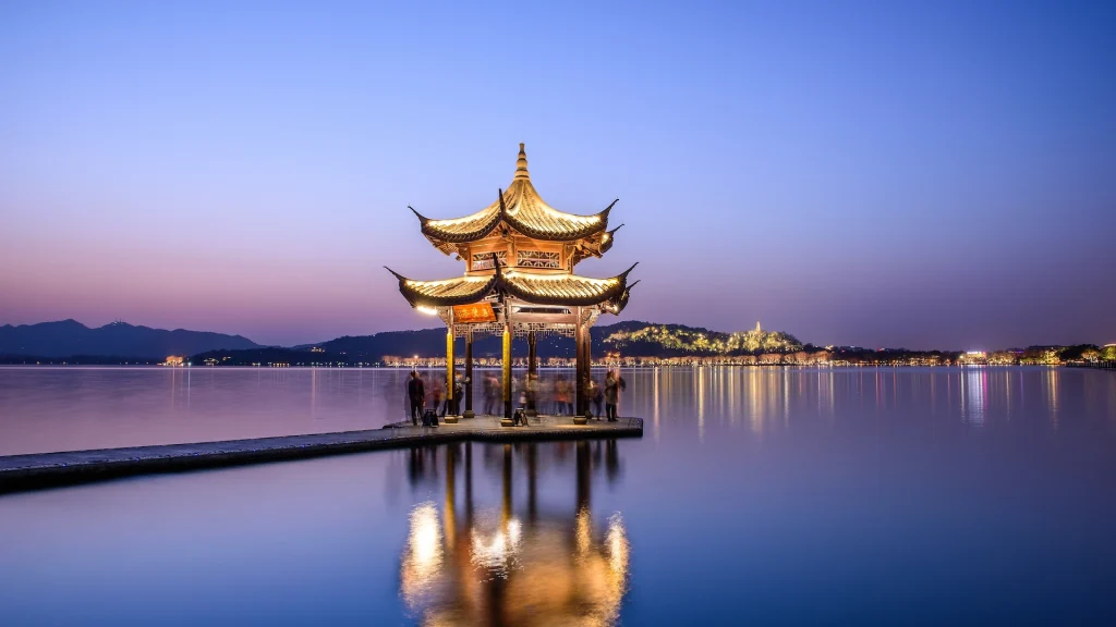 Vista notturna del Padiglione Jixian nella zona scenica del lago occidentale, Hangzhou, Zhejiang, Cina | Tour Cina con Hangzhou e Suzhou: città imperiali e giardini d’Oriente | Alidays