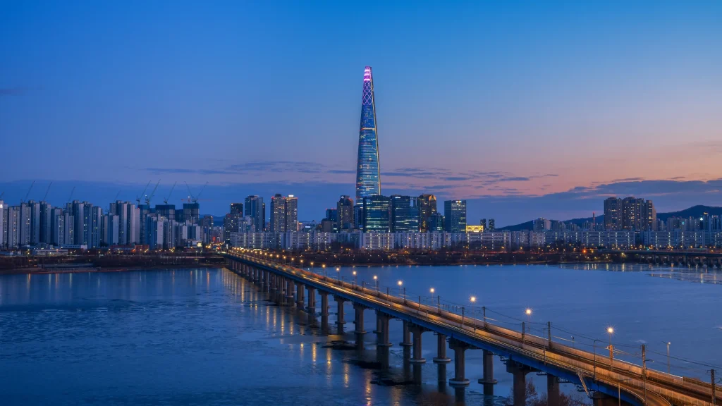 Vista notturna della Lotte World Tower e del ponte sul fiume Han a Seoul, sotto un romantico cielo al crepuscolo. Seoul, Corea del Sud | Tour Corea del Sud 9 giorni: Corea autentica | Proposta Alidays