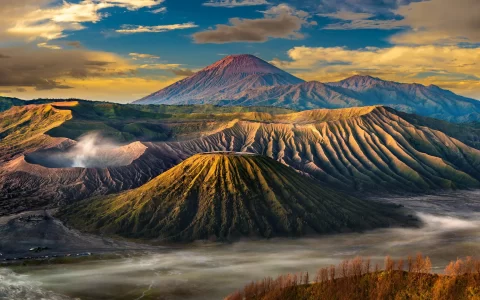 Alba sul vulcano Bromo, isola di Giava, Indonesia