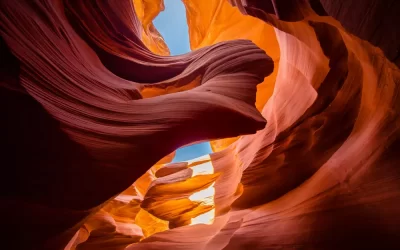 incredibili formazioni di arenaria nel famoso Antelope Canyon in una giornata di sole con cielo blu