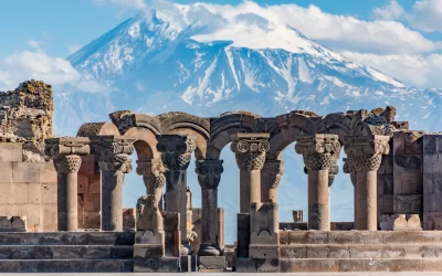 Rovine del tempio Zvartnos a Yerevan, Armenia, con Monte Ararat sullo sfondo