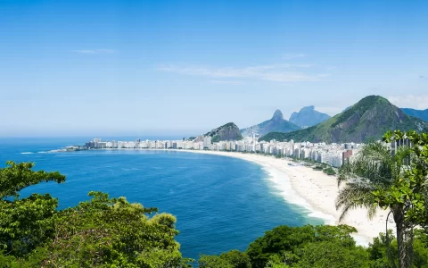 Copacabana con skyline della città di Rio de Janeiro