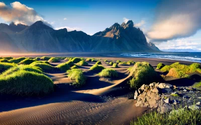 Dune di sabbia nera sul promontorio di Stokksnes sulla costa sud-orientale dell'Islanda con Vestrahorn (Batman Mountain). Colorata mattina d'estate Islanda