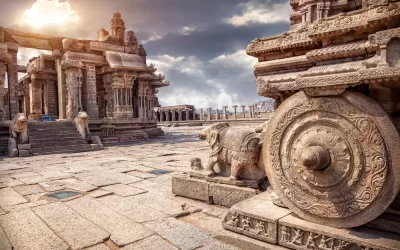 Carro di pietra nel cortile del Tempio Vittala al tramonto cielo coperto a Hampi, Karnataka, India