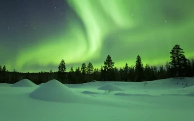 Spettacolare aurora boreale (aurora boreale) su un paesaggio invernale innevato nella Lapponia finlandese.
