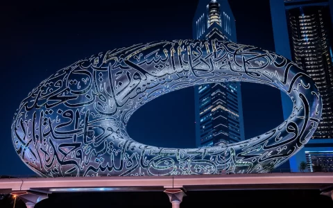 Museo del futuro sullo Sheikh Zayed Road a Dubai di notte.