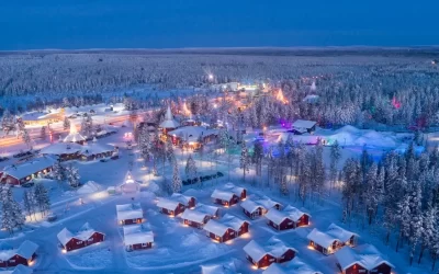 Vista notturna aerea del villaggio di Babbo Natale a Rovaniemi in Lapponia in Finlandia.