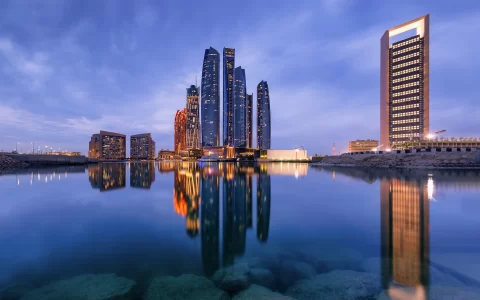 Skyline Abu Dhabi in notturna