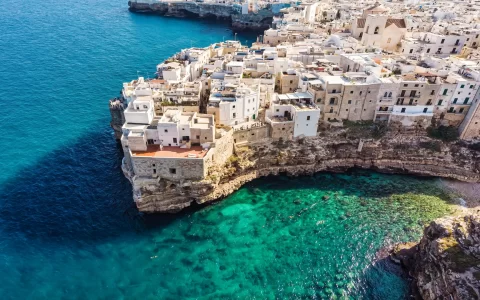Spiaggia di Polignano a Mare in Puglia | Tour Puglia autentica, itinerario esclusivo Alidays