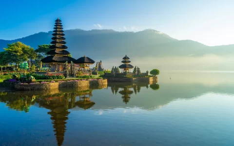 Tempio Ulun Danu Lago Bratan al mattino a Bedugul, Bali, Indonesia