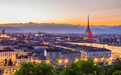 Torino al tramonto con cielo limpido e colorato. La Mole Antonelliana che domina la città.
