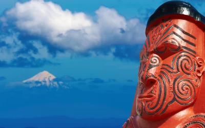 Tradizionale scultura maori su sfondo Taranaki Mount, Nuova Zelanda