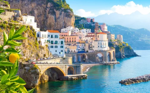 Vista di Amalfi dal lato della costa | Tour Napoli e Costiera Amalfitana 5 giorni