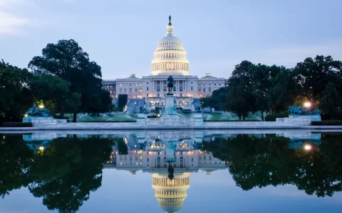 Washington DC, US Capitol Building in un'alba nuvolosa con riflesso a specchio