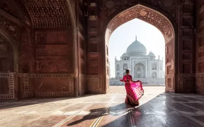 Donna in rosso saree/sari nel Taj Mahal, Agra, Uttar Pradesh, India