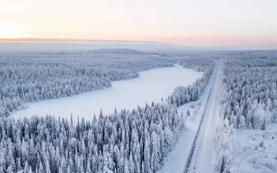 Strada attraverso il paese delle meraviglie invernali in Lapponia finlandese. Paesaggio invernale.