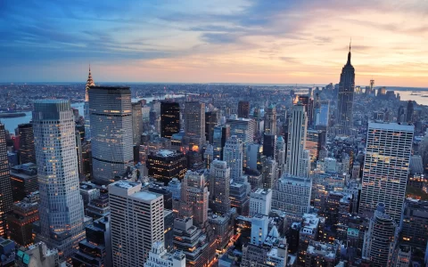 Skyline di New York con grattacieli urbani al tramonto.