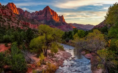 Vista della montagna Watchman e del fiume vergine nel parco nazionale di Zion situato negli Stati Uniti sudoccidentali, vicino a Springdale, Utah, Arizona