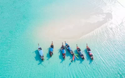 Vista dall'alto o vista aerea di Bella acqua cristallina e spiaggia bianca con lunghe barche coda in estate di isola tropicale o Koh Lipe a Satun, Thailandia meridionale