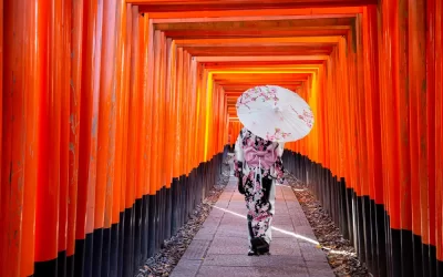 Ragazza giapponese in Yukata Santuario di Fushimi Inari a Kyoto, Giappone