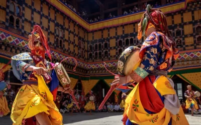2 monaci che ballano per la danza maschera colorata all'annuale festival Paro Tsechu in Bhutan